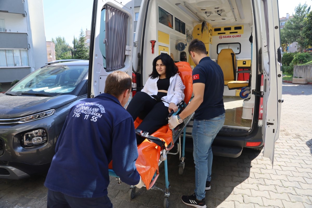 Trafik kazası geçiren genç sınava ambulansla geldi