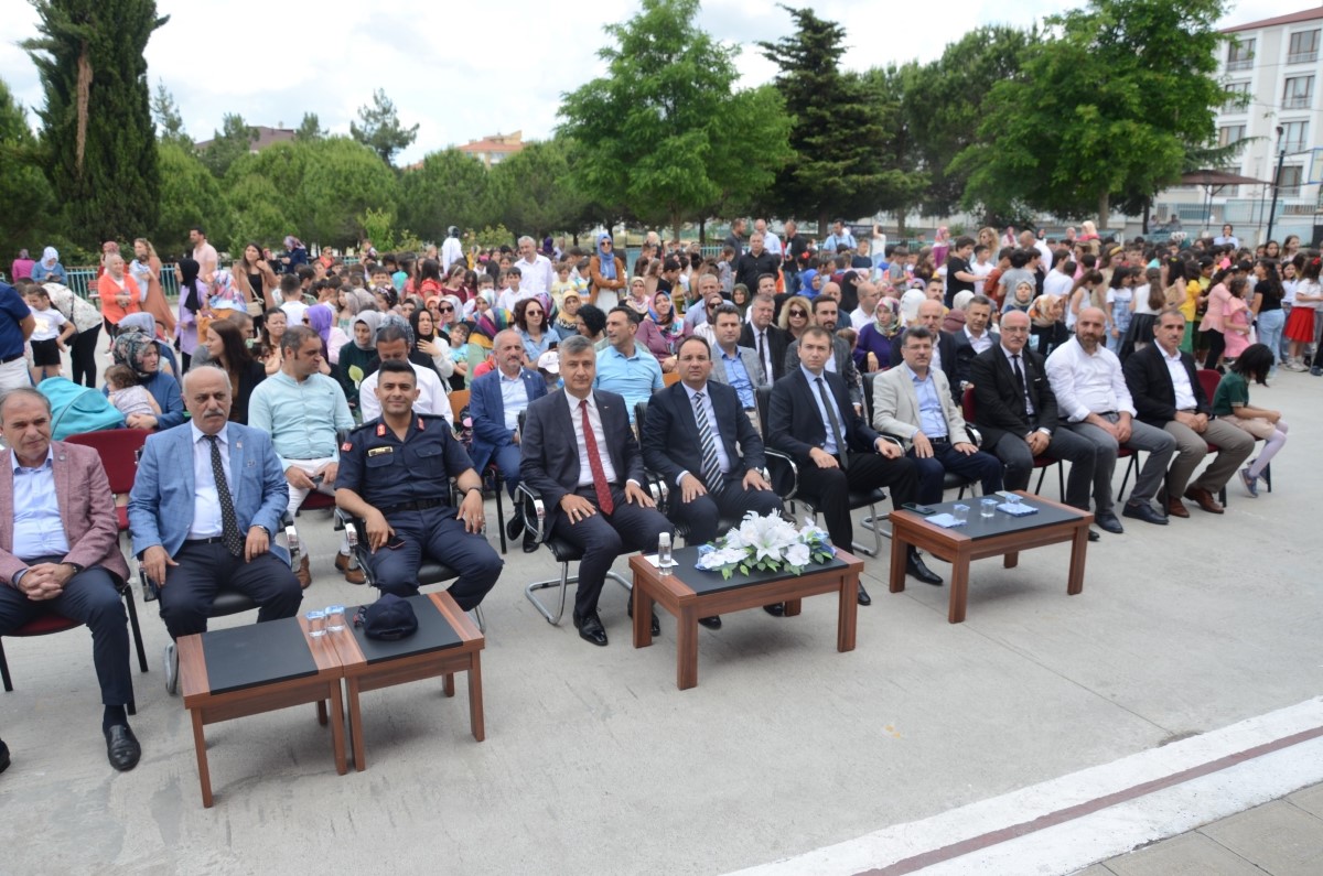 Öğrenciler karne heyecanı yaşadı