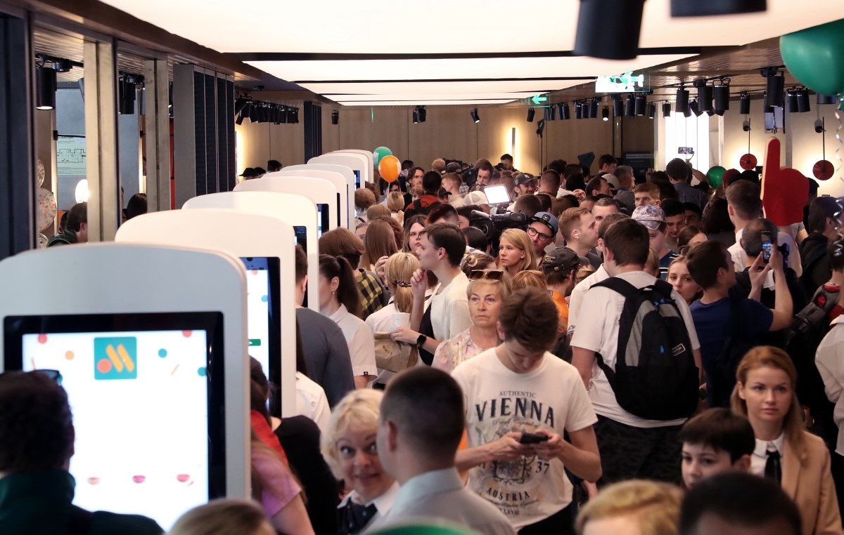 McDonald's restoranları Rusya'da yeni ismiyle tekrar açıldı