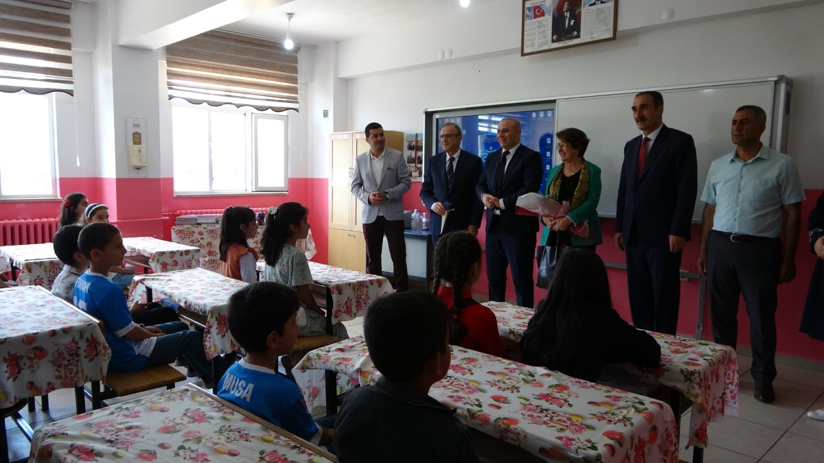 Öğrenciler karne heyecanı yaşadı