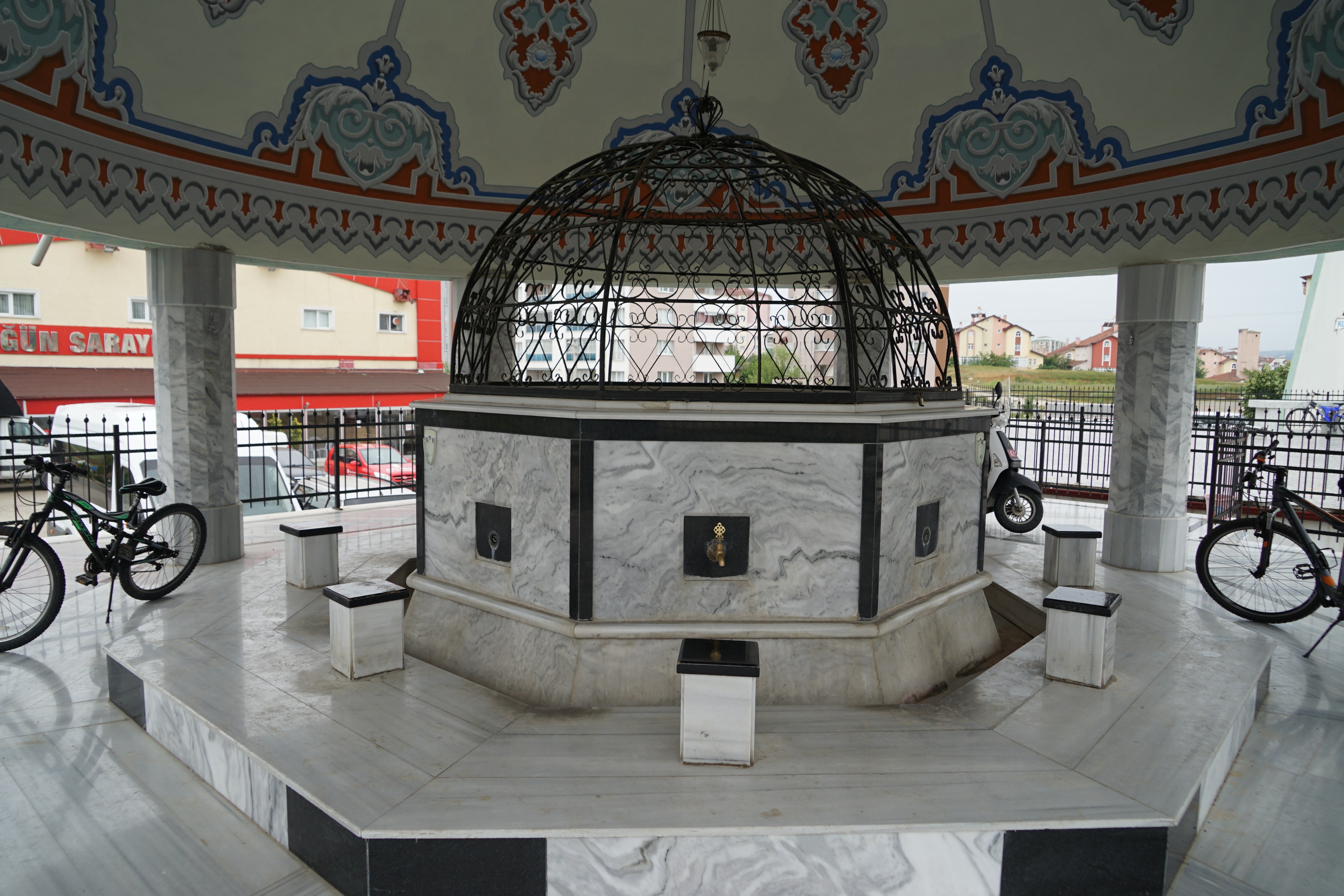 Cami cemaati şadırvanın musluklarının çalındığını görünce şaşkına döndü