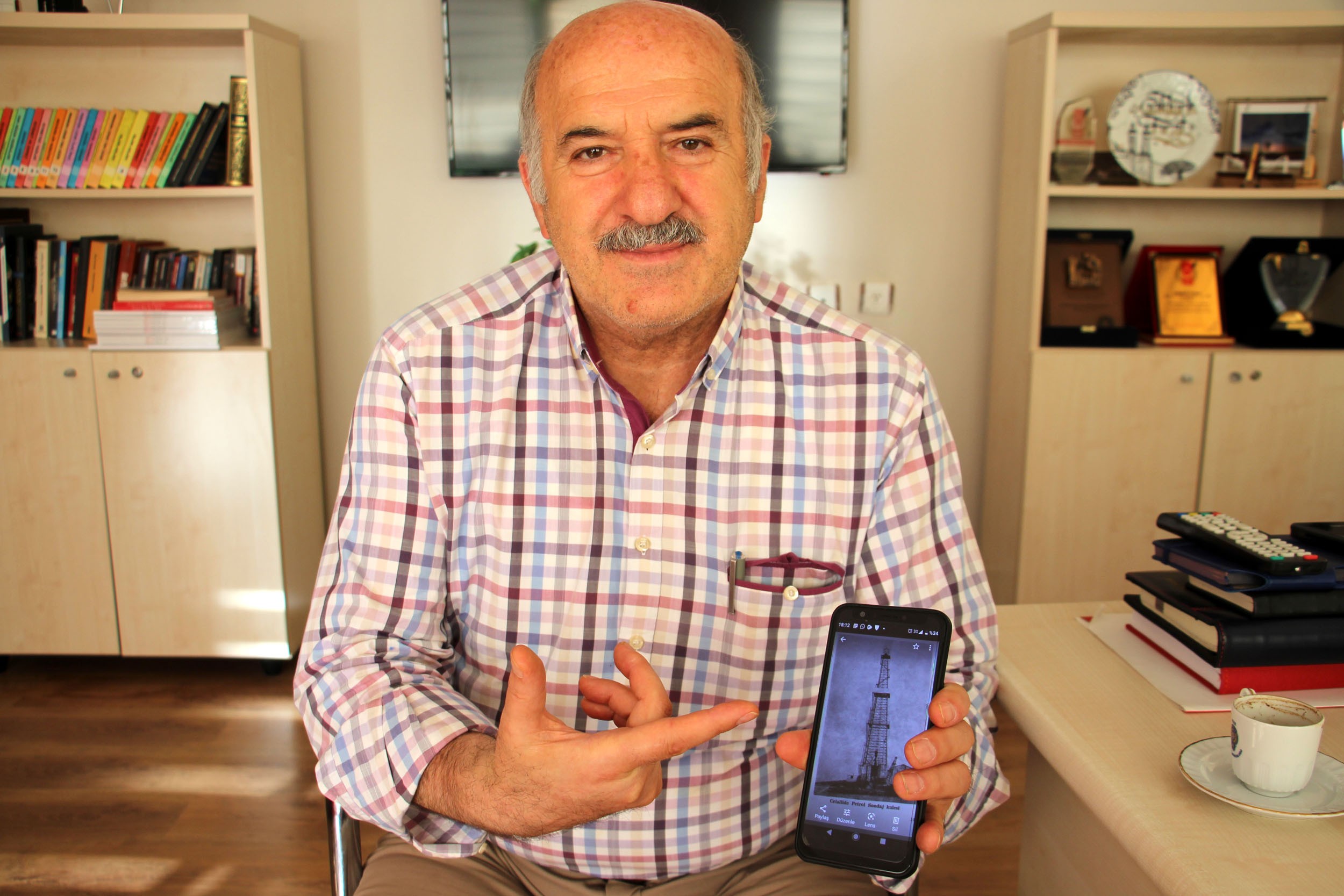 Yabancıların yaptığı sondaj çalışmalarında petrol bulunan kuyular 'yetersiz' denilerek betonla kapatıldı