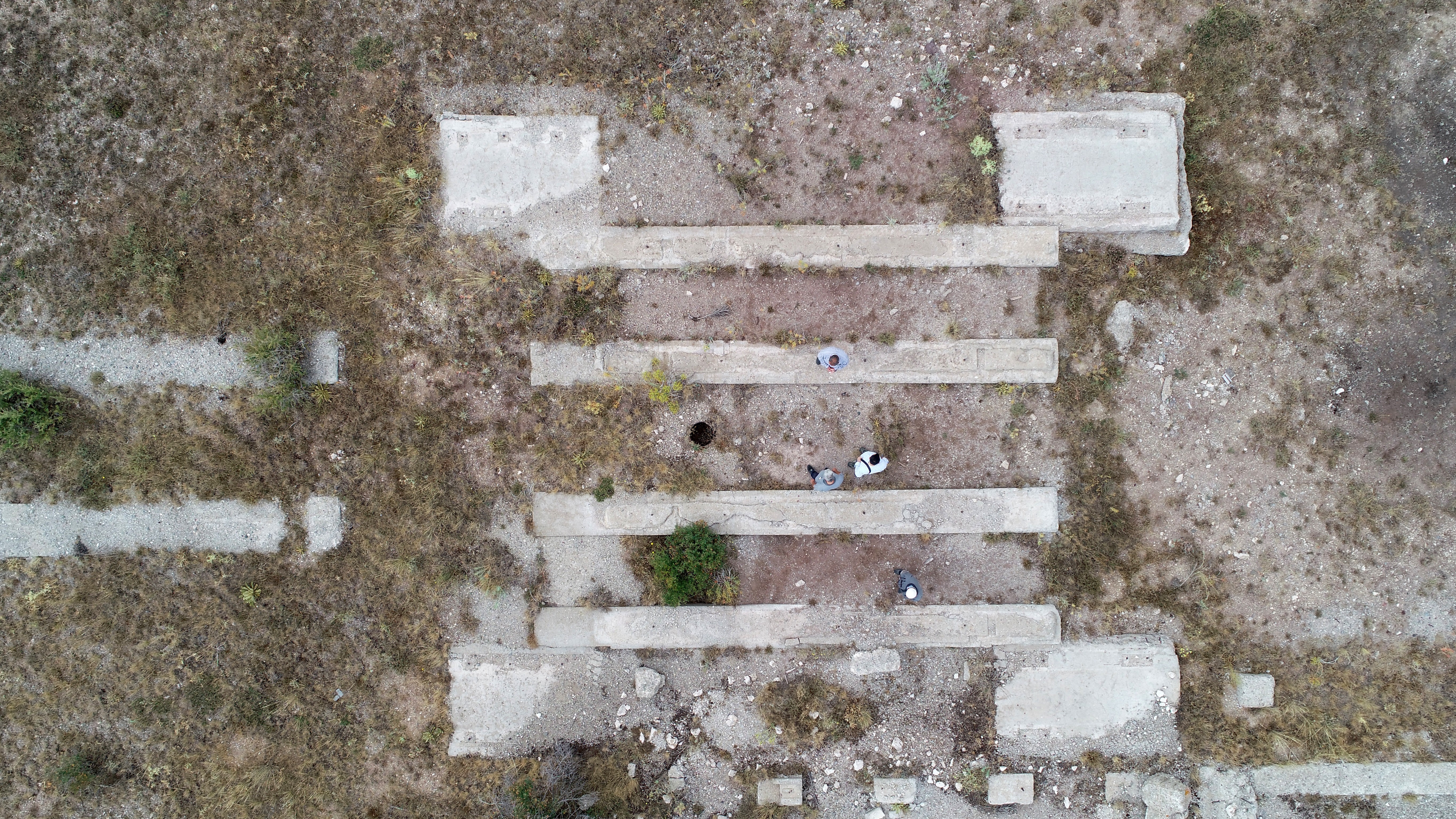 Yabancıların yaptığı sondaj çalışmalarında petrol bulunan kuyular 'yetersiz' denilerek betonla kapatıldı