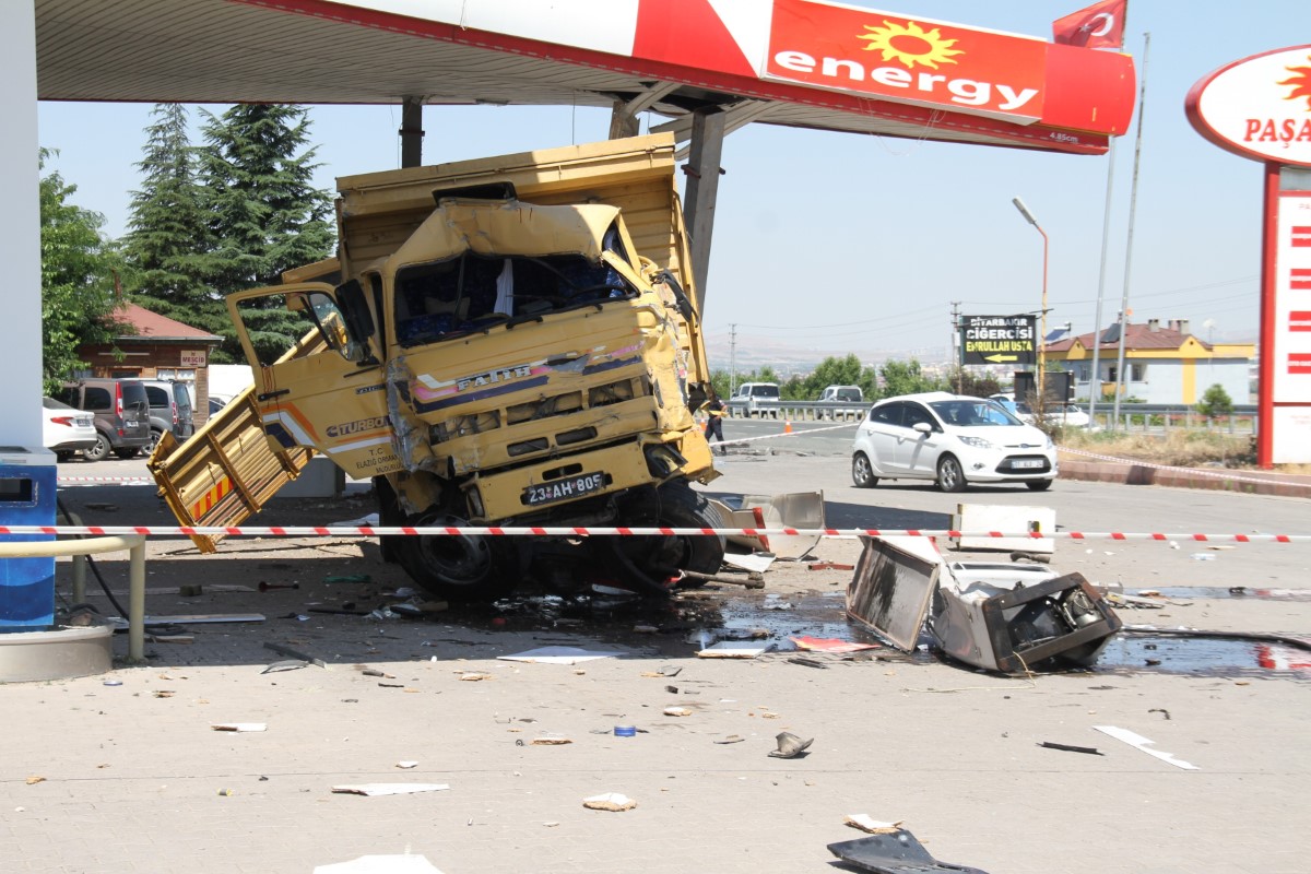 Elazığ’da otomobile çarpan kamyon akaryakıt istasyonuna girdi: 5 yaralı