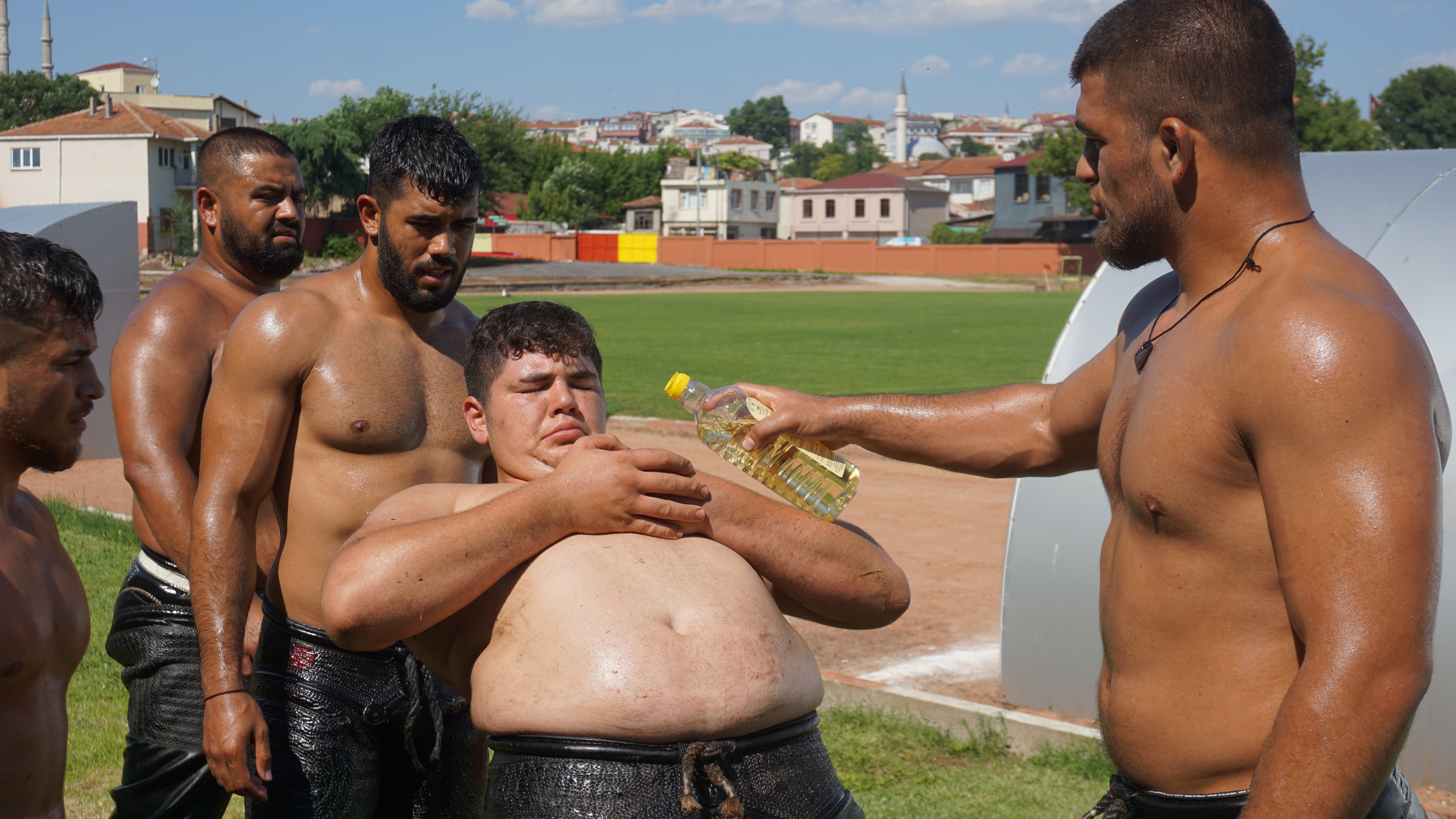Pehlivanlar 35 derece sıcakta 661. Tarihi Kırkpınar Yağlı Güreşleri’ne hazırlanıyor