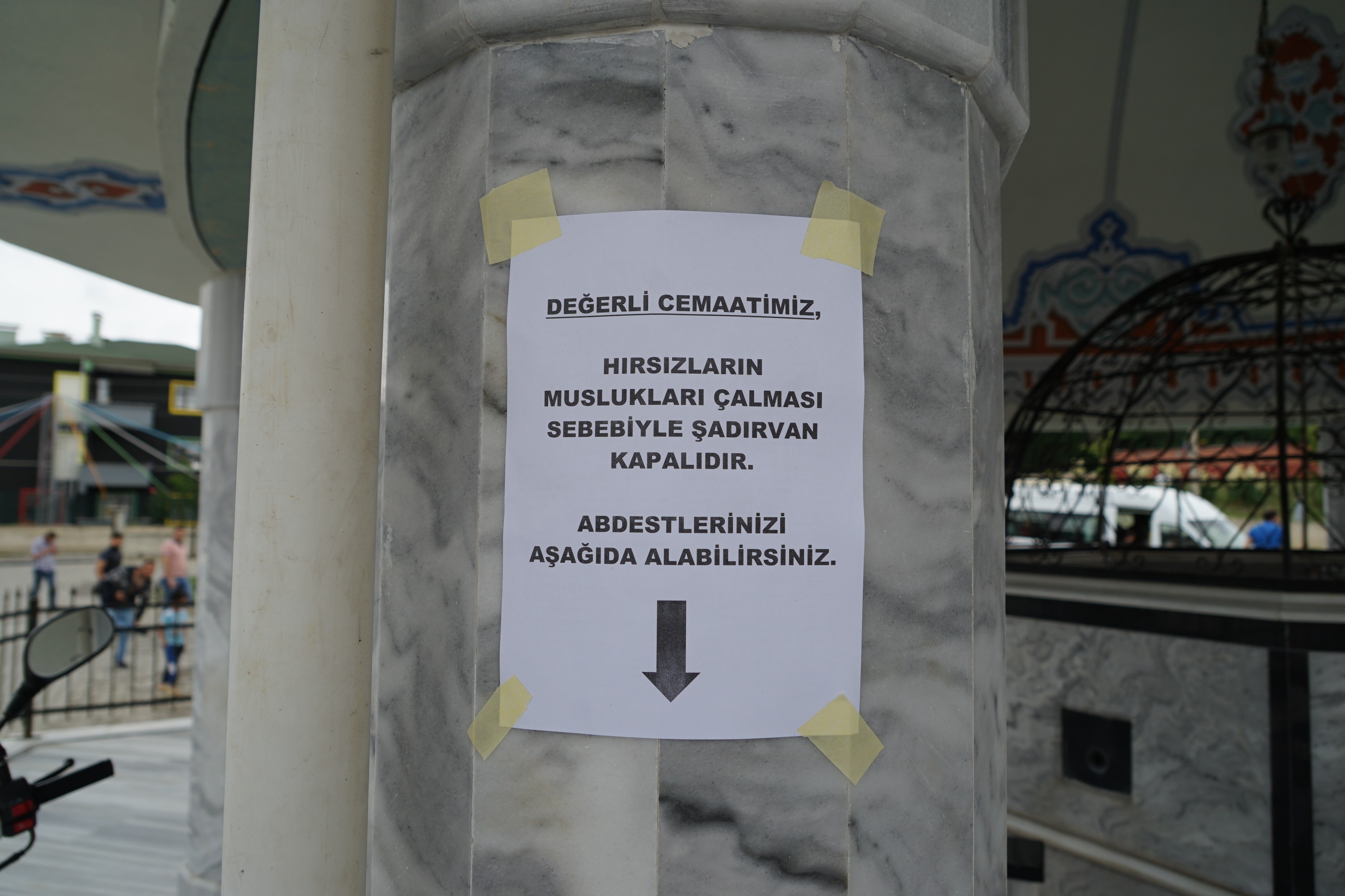 Cami cemaati şadırvanın musluklarının çalındığını görünce şaşkına döndü