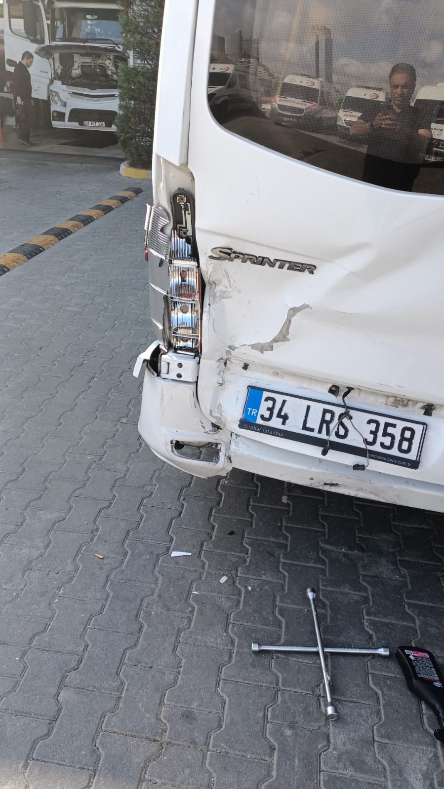 Çalıntı arabayla polisten kaçtı, ortalığı savaş alanına çevirdi