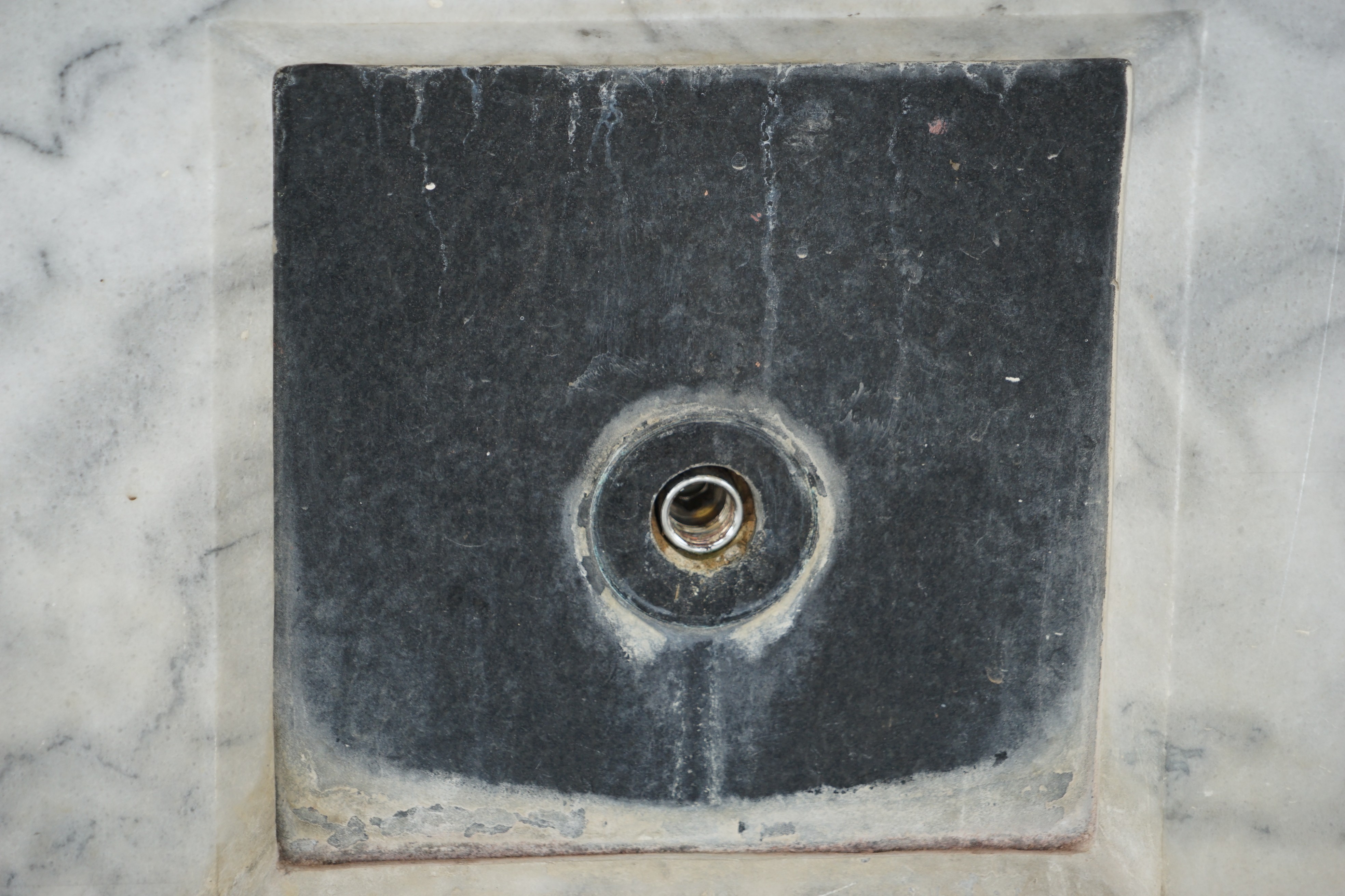 Cami cemaati şadırvanın musluklarının çalındığını görünce şaşkına döndü