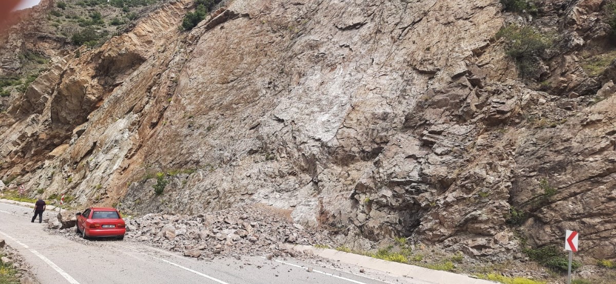 Yamaçtan kopan kayalar karayoluna düştü