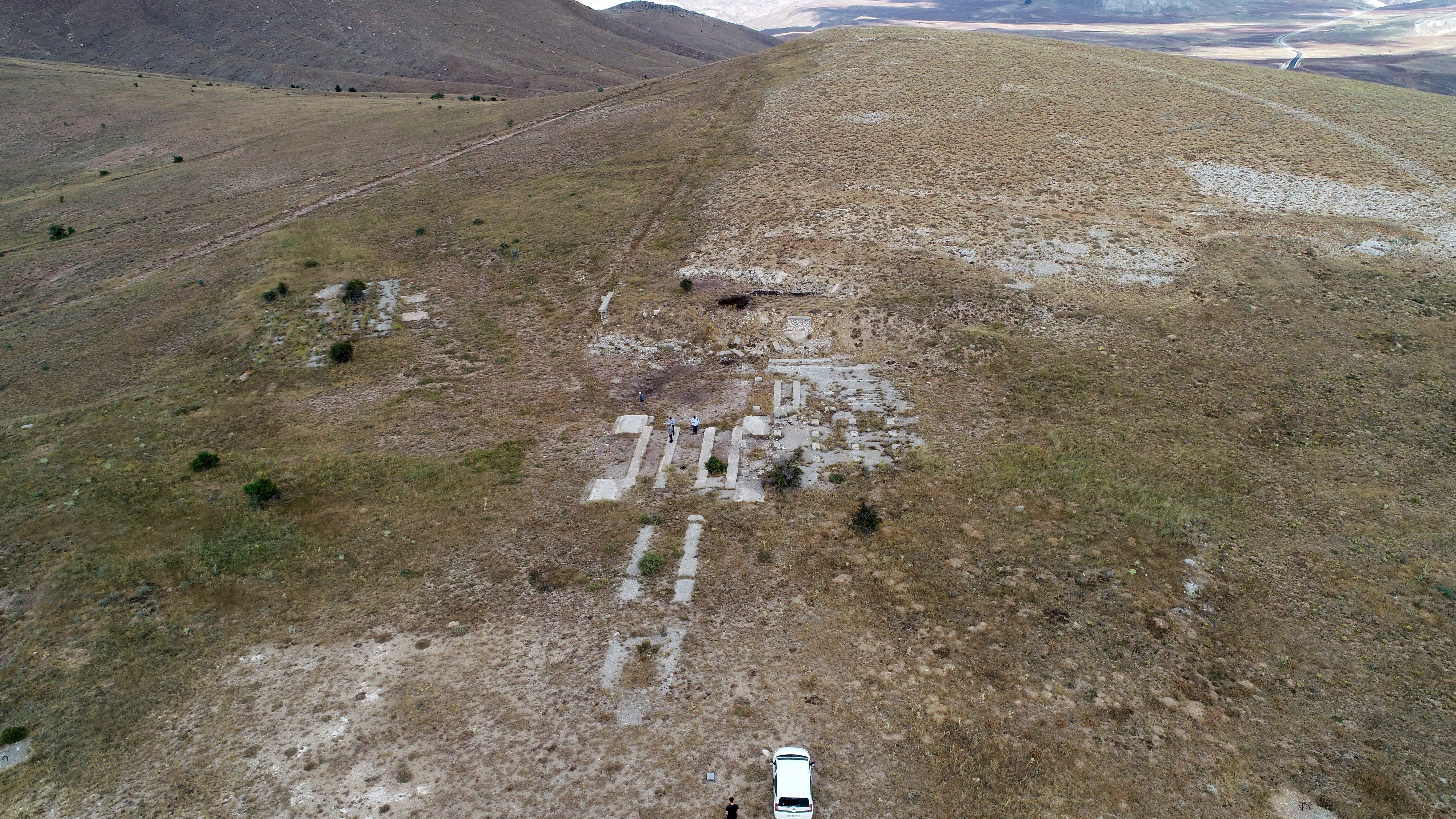 Yabancıların yaptığı sondaj çalışmalarında petrol bulunan kuyular 'yetersiz' denilerek betonla kapatıldı