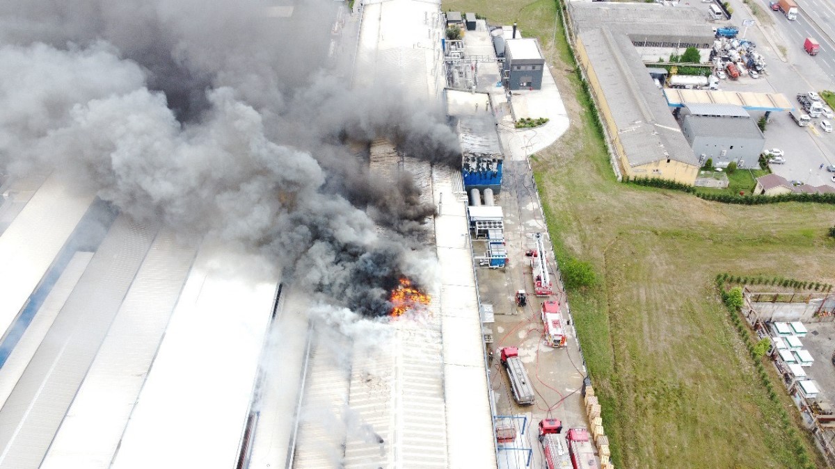 Kocaeli'de Kimya fabrikasında büyük yangın: 6 saat sonra söndürülebildi!