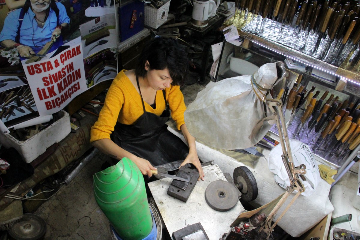 Bıçak biletmek için girdiği iş yerinde önce çırak sonra usta oldu