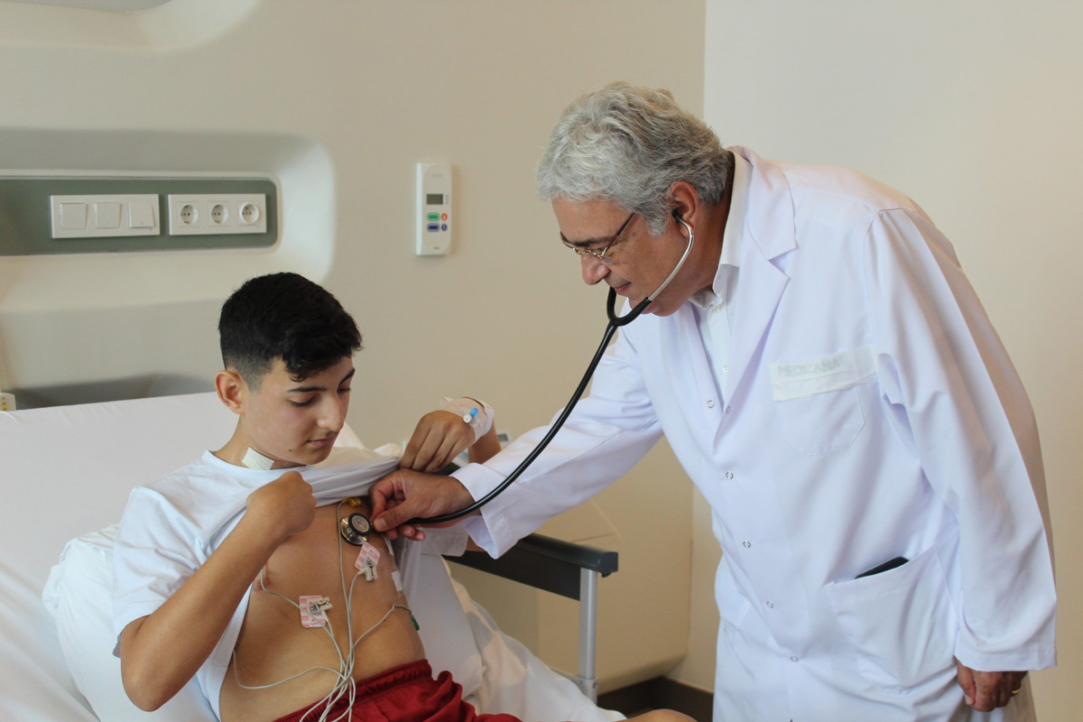 Dünyada robotik yöntemle ilk defa bir çocukta sol akciğer damar anormalliğinin düzeltilmesi ameliyatı Türkiye’de yapıldı