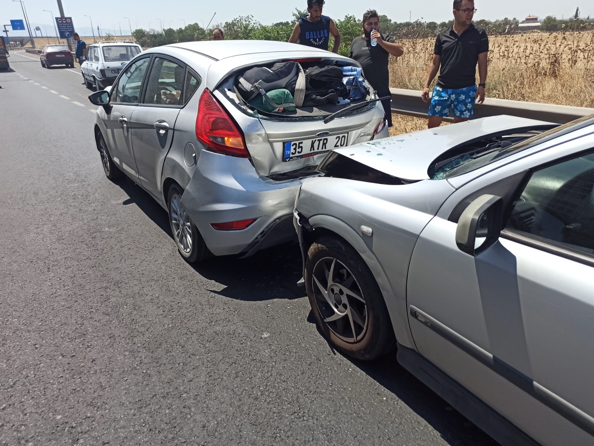 İzmir'de orta refüjde yangın çıktı, 4 araç birbirine girdi