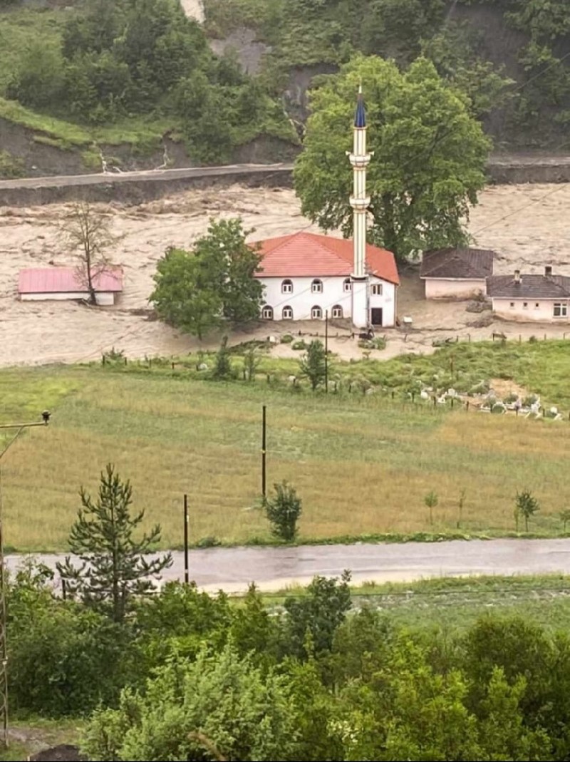 Türkeli'de dere taştı, evler sular altında kaldı, geçici köprüler yıkıldı