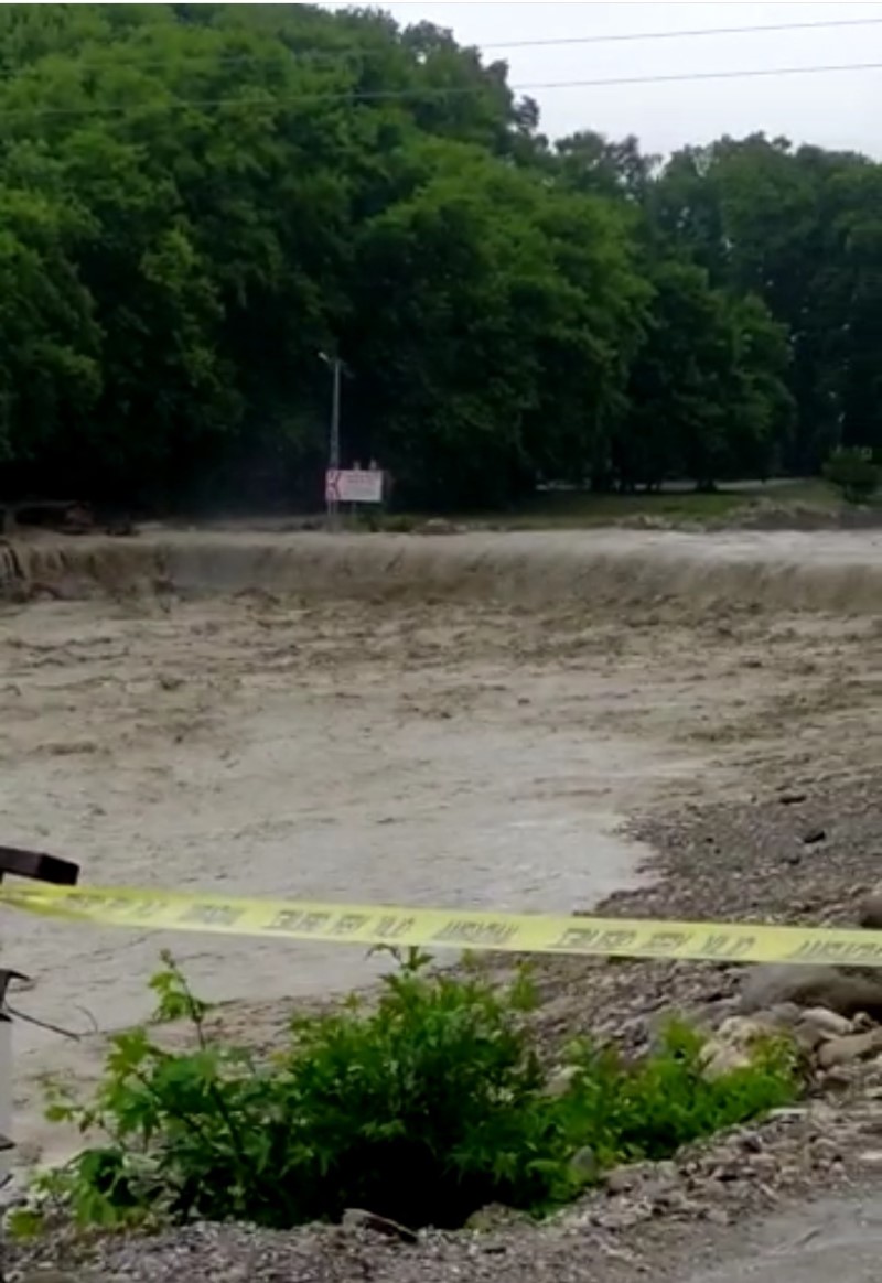 Türkeli'de dere taştı, evler sular altında kaldı, geçici köprüler yıkıldı