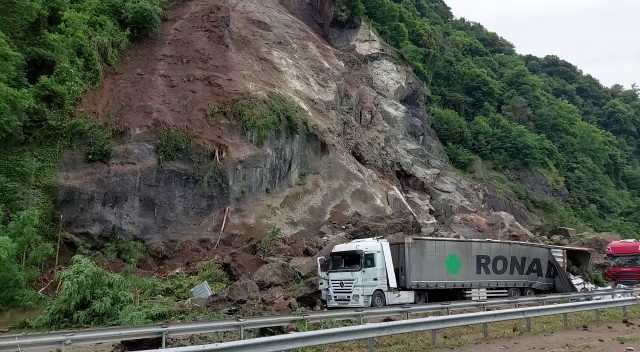 Artvin'in Kemalpaşa ilçesinde heyelan: 1 ölü, 2 yaralı