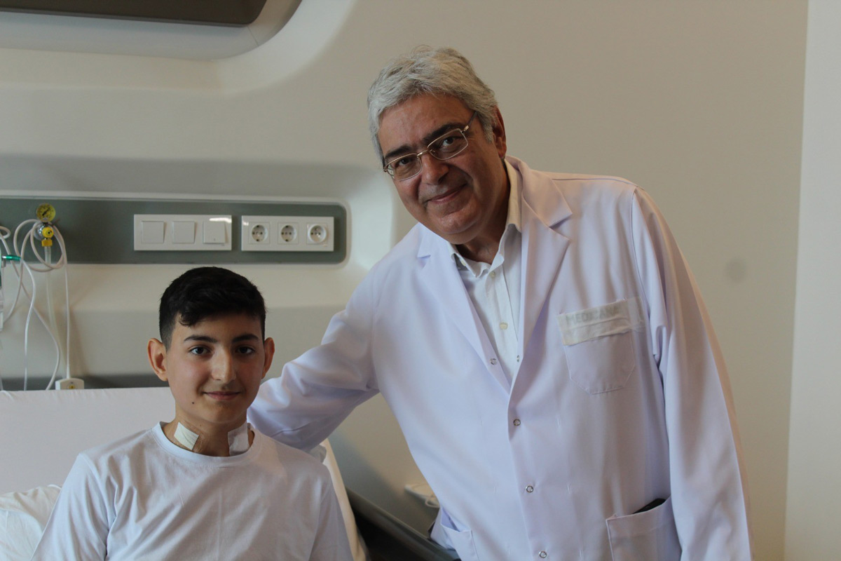 Dünyada robotik yöntemle ilk defa bir çocukta sol akciğer damar anormalliğinin düzeltilmesi ameliyatı Türkiye’de yapıldı