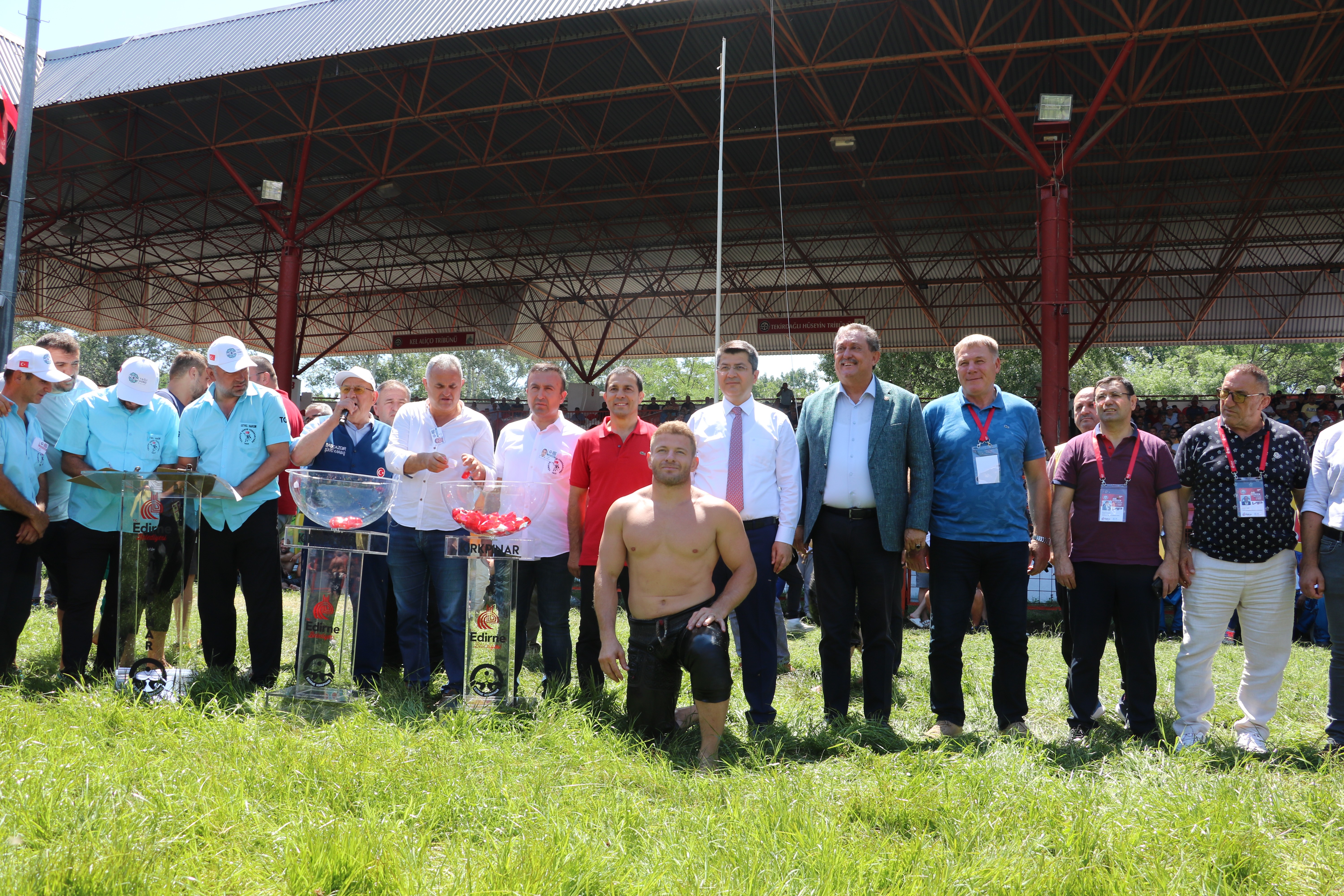 54 başpehlivan Er Meydanı'nda kol bağladı