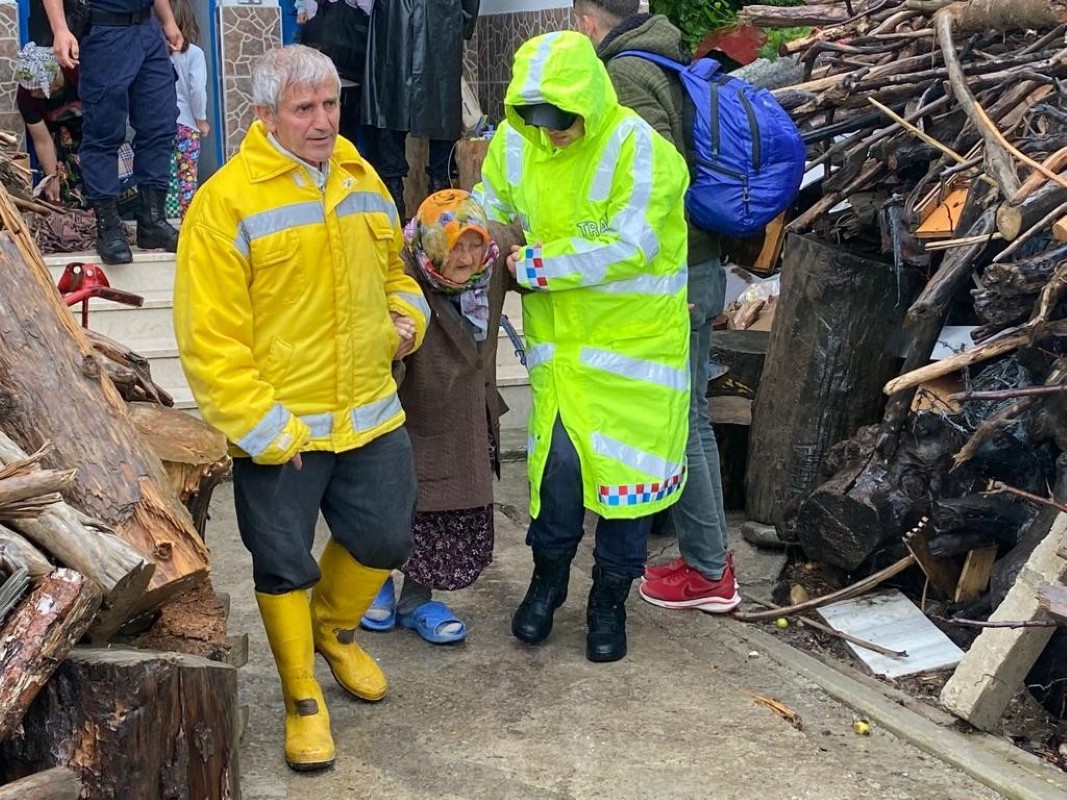 Türkeli'de dere taştı, evler sular altında kaldı, geçici köprüler yıkıldı