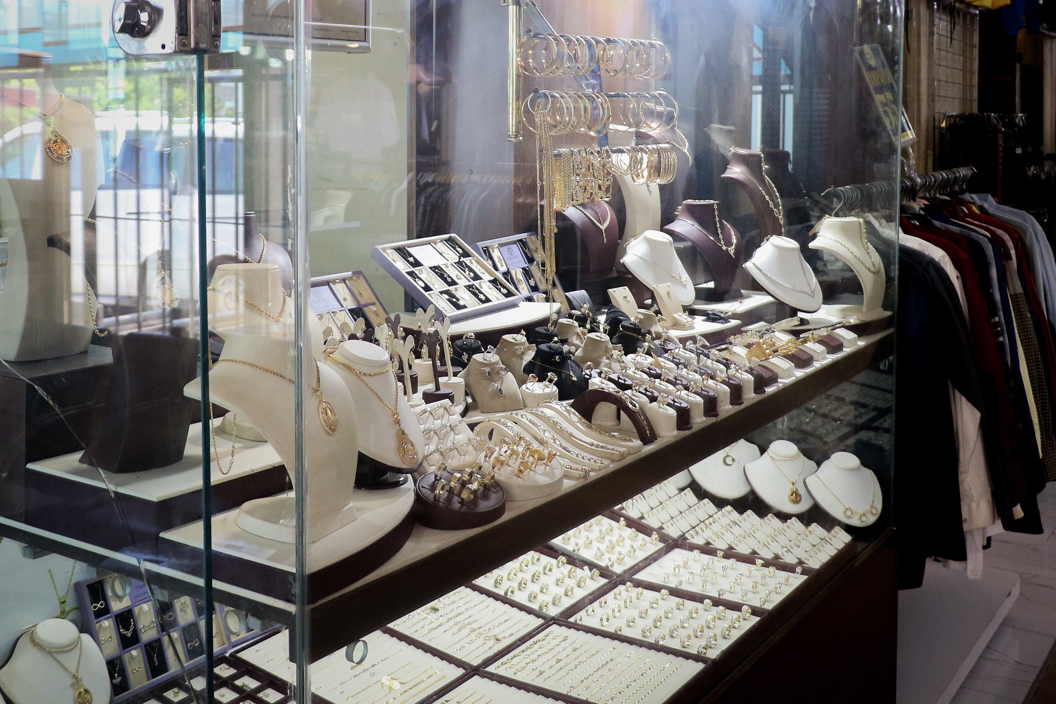 Antalya’da kuyumcuya sahte cumhuriyet altını şoku