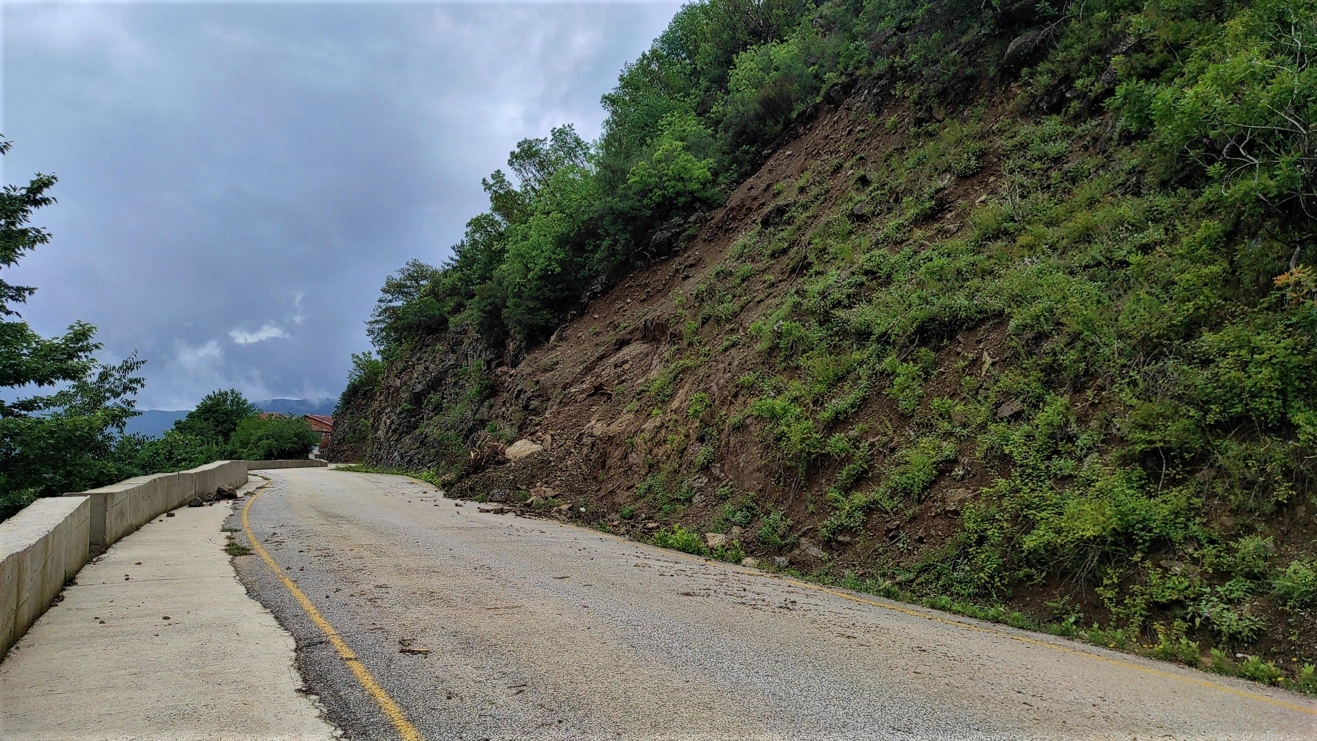 Yenice'de sel suları çekildi, heyelan korkusu başladı