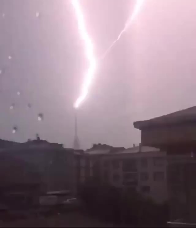 Çamlıca Radyo-TV Kulesi’ne yıldırım düştüğü anlar kamerada