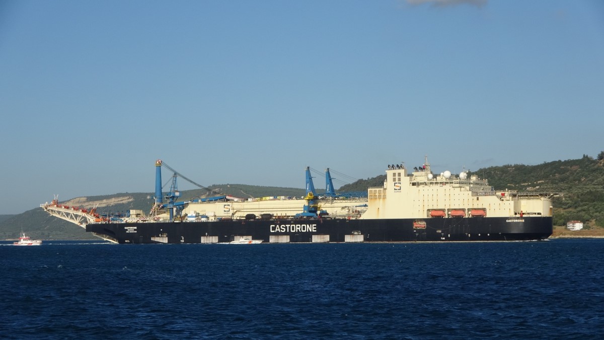 'Castorone' isimli gemi Çanakkale Boğazı'ndan geçti