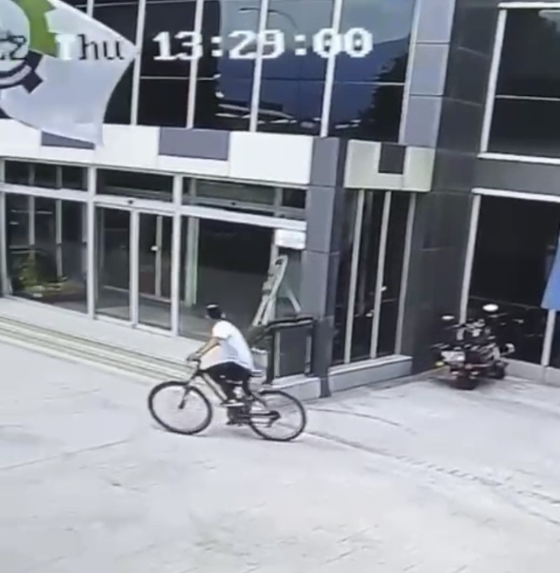 Hırsızlık yapmak isterken fark edilince arkasına bile bakmadan kaçtı