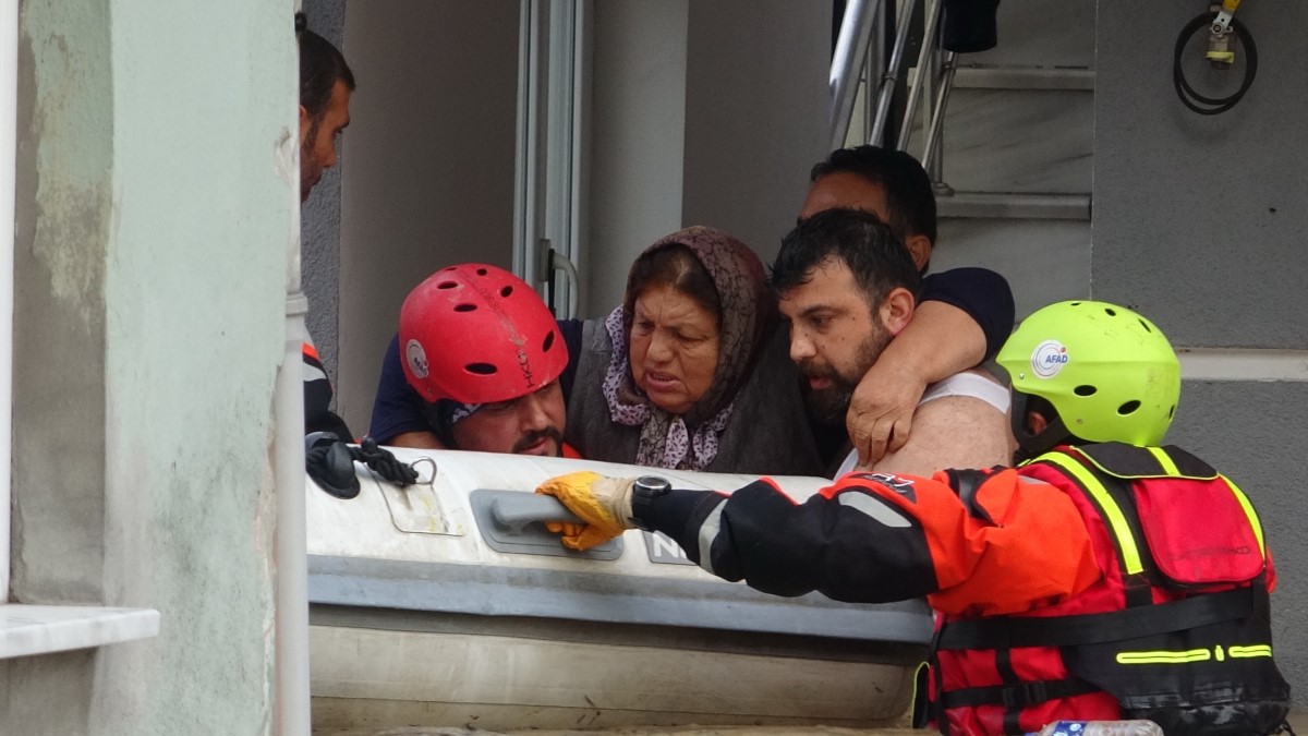 Sel suları arasında AFAD böyle kurtarmıştı, yaşlı kadın o anları anlattı