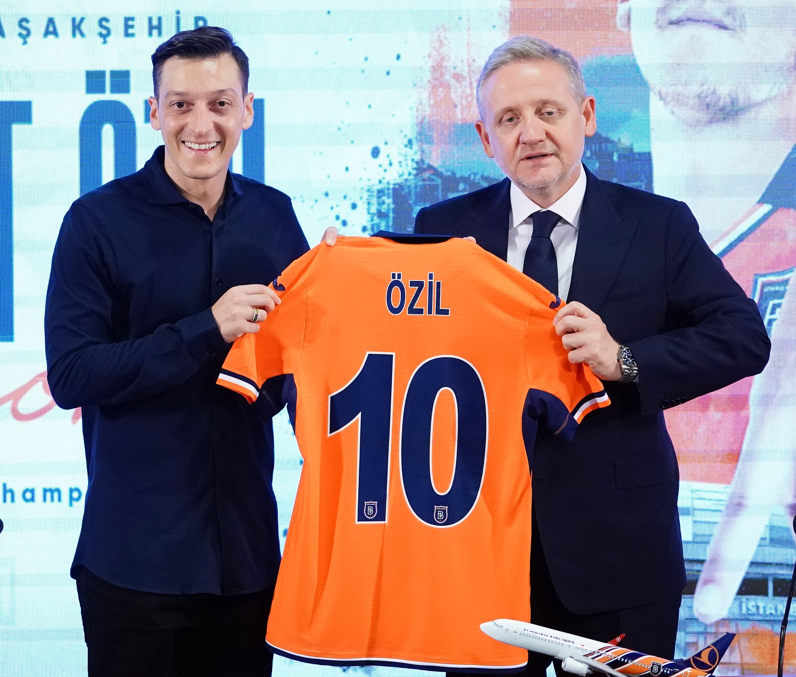 Mesut Özil, Başakşehir’e resmi imzayı attı