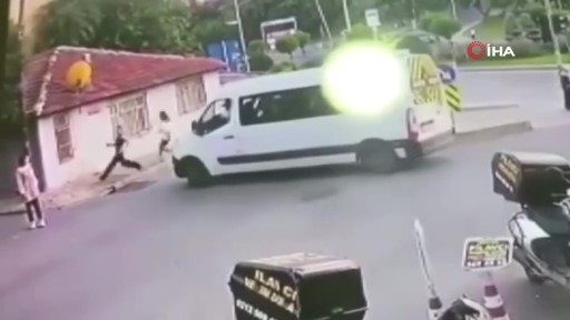 Minibüs şoförü yaya yolunu kapatıp, kadınların üzerine aracı sürdü