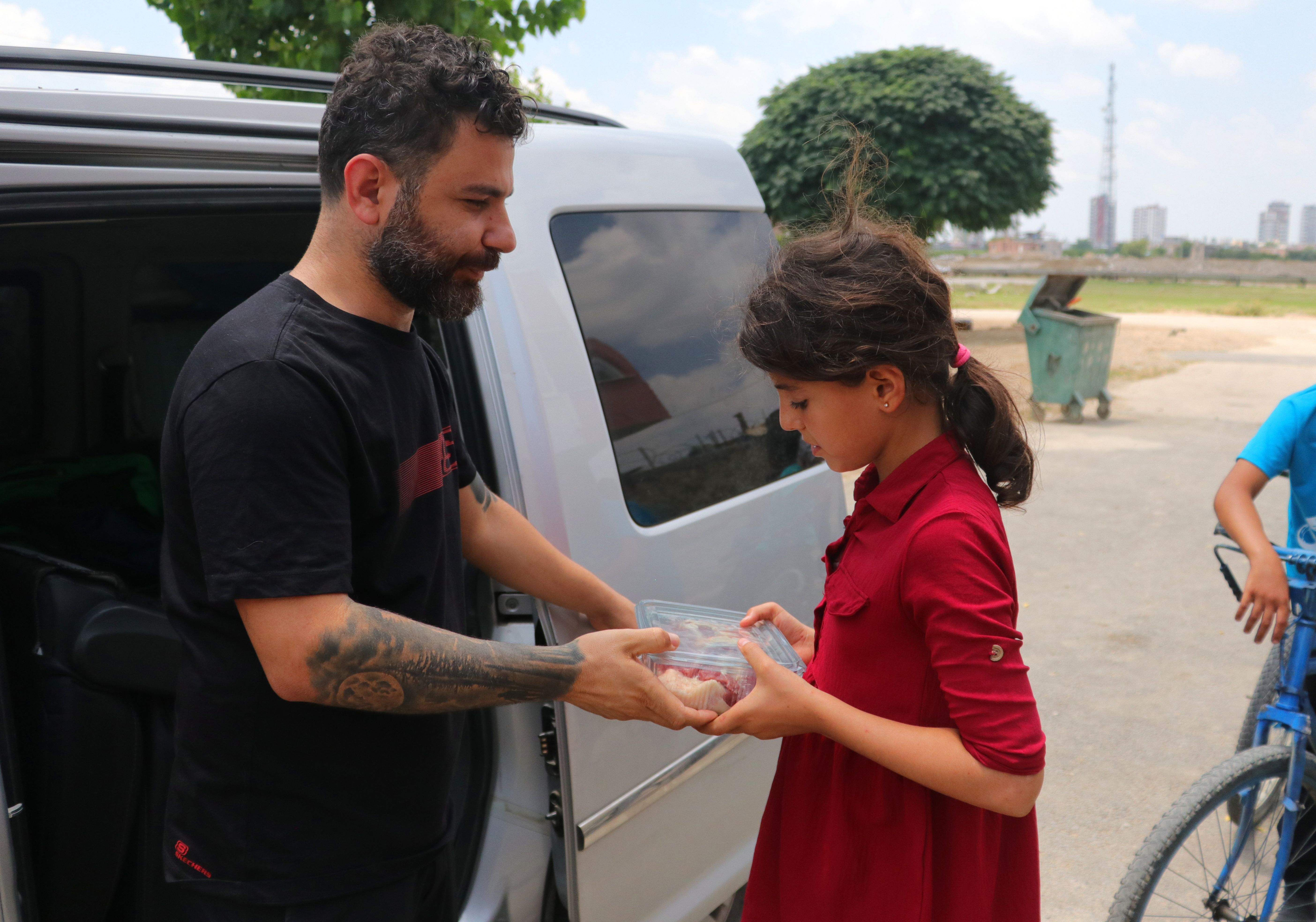 500 koyun kestirdi binlerce aileye et dağıttı