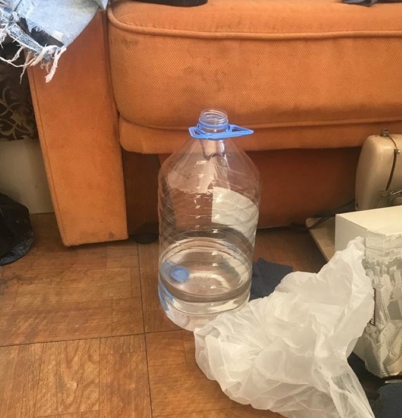 Evinde ölü bulundu, odasında pet şişe içinde ev yapımı alkol bulundu