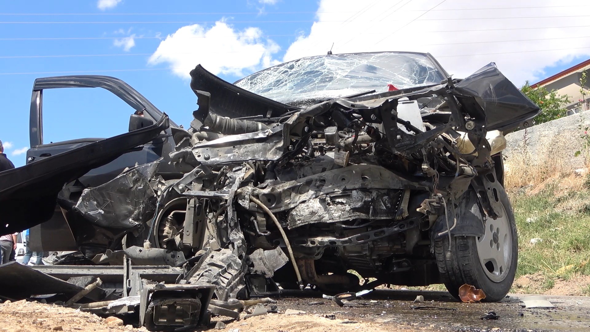 Feci kaza, iki otomobil kafa kafaya çarpıştı: 10 yaralı