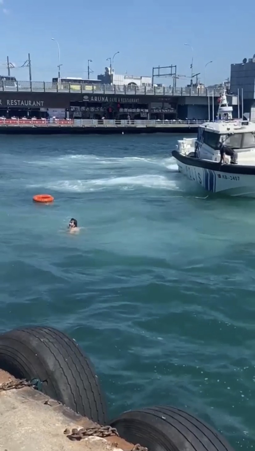 Haliç’te bir garip olay kamerada: Can simidinden ve dalgıçtan 'imdat' diyerek kaçtı