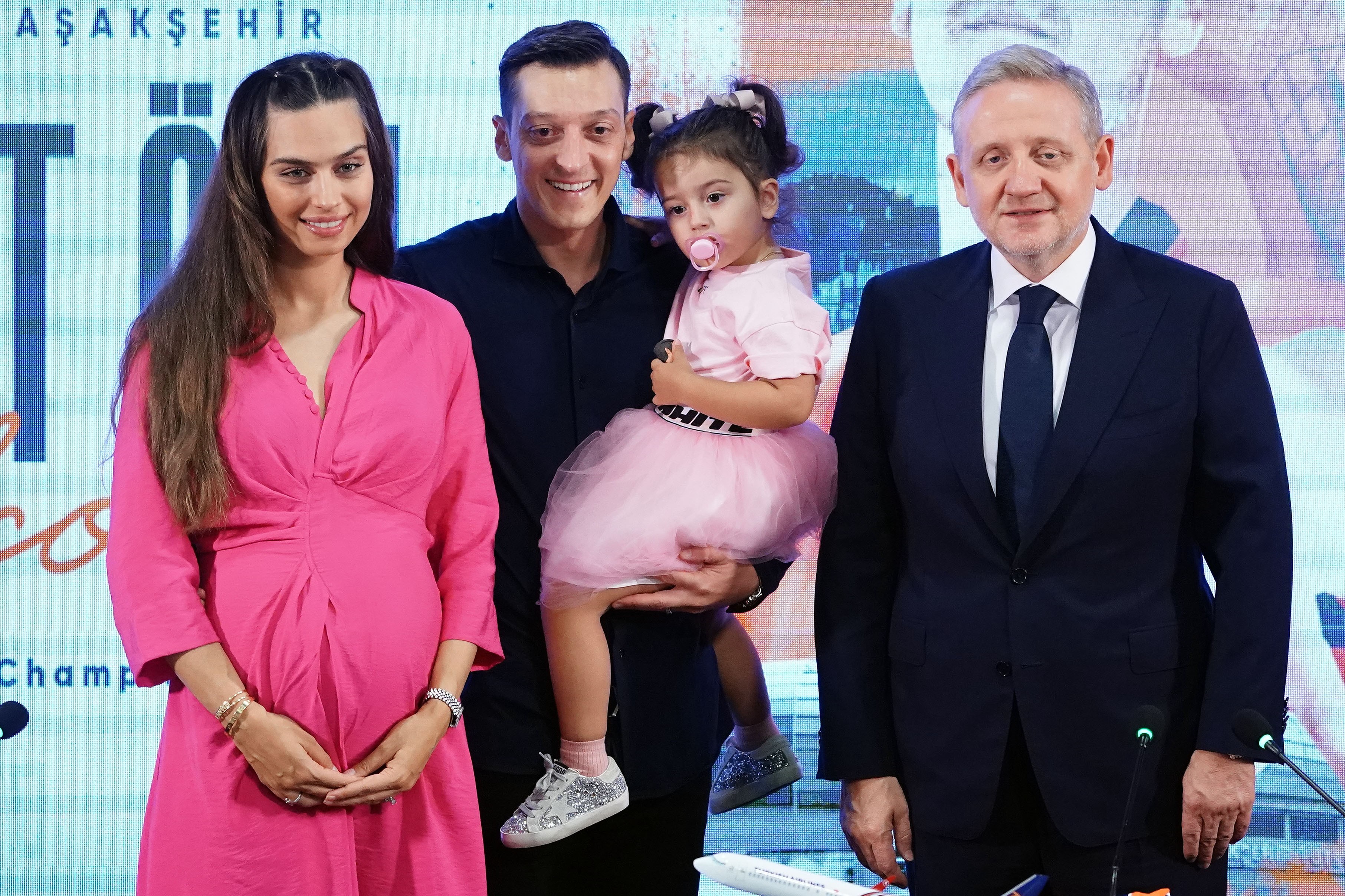 Mesut Özil, Başakşehir’e resmi imzayı attı