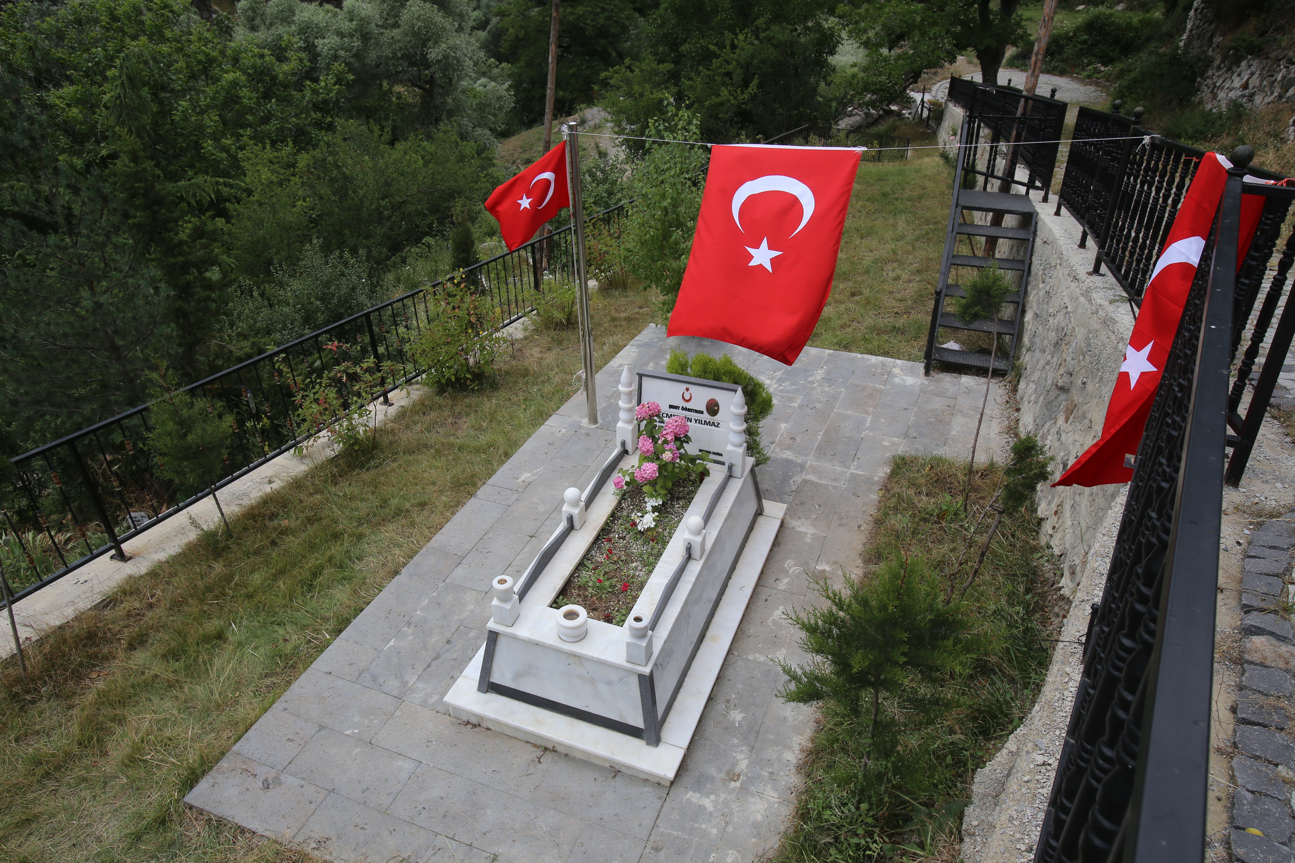 Şehit Öğretmen Necmettin Yılmaz şehadetinin 5. yılında kabri başında anıldı