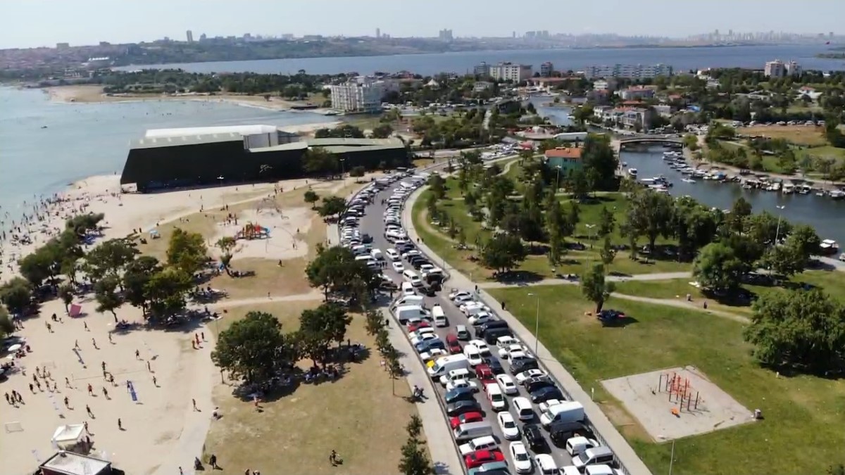 Menekşe Plajı’ndaki yoğunluk havadan görüntülendi