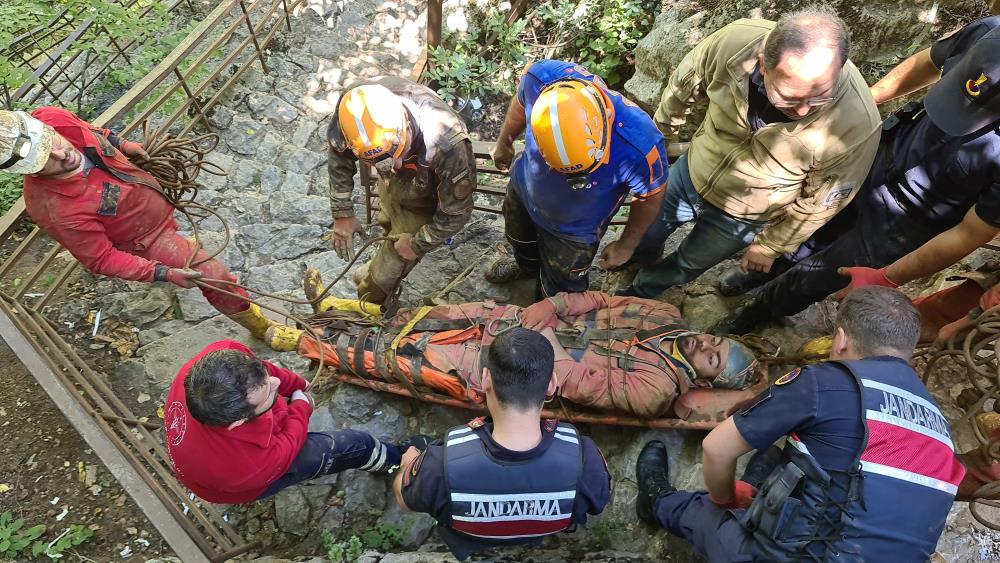 12 saat sonra düştüğü mağaradan kurtarıldı