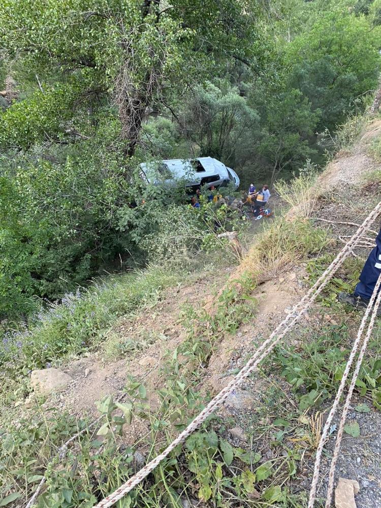 Tunceli’de tur minibüsü uçuruma yuvarlandı: 18 yaralı