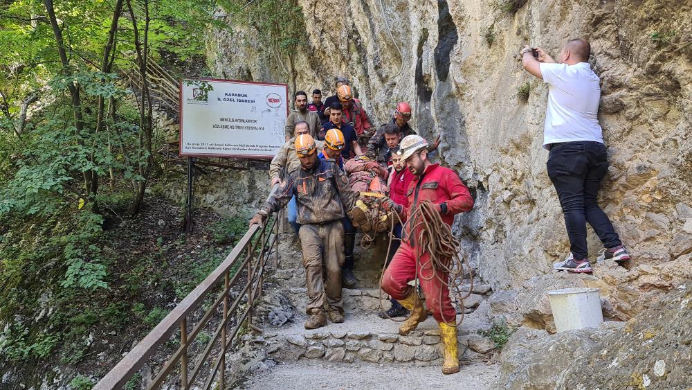 12 saat sonra düştüğü mağaradan kurtarıldı