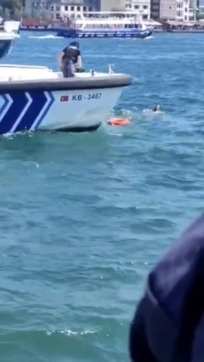 Haliç’te bir garip olay kamerada: Can simidinden ve dalgıçtan 'imdat' diyerek kaçtı