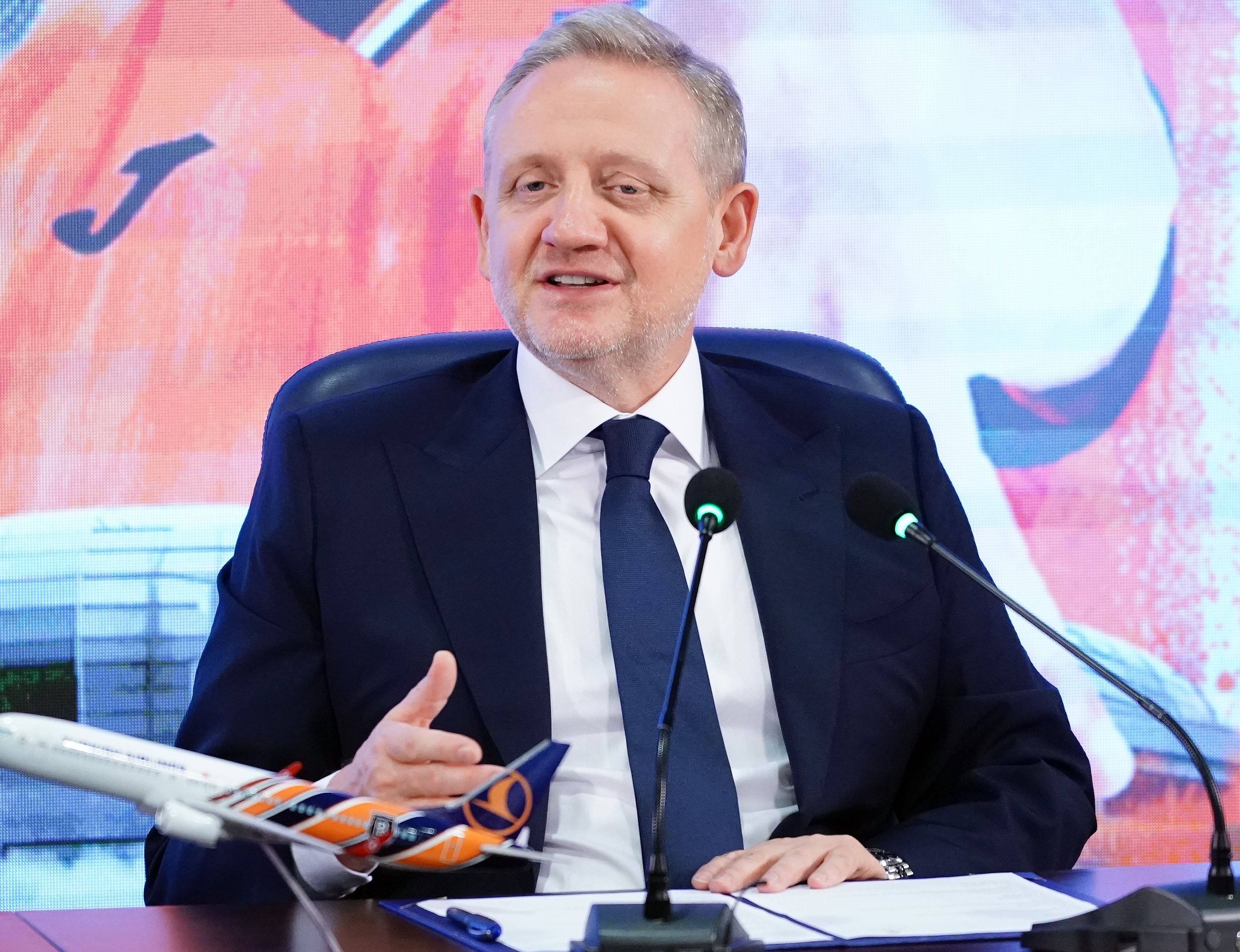 Mesut Özil, Başakşehir’e resmi imzayı attı