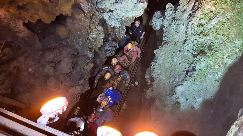 12 saat sonra düştüğü mağaradan kurtarıldı