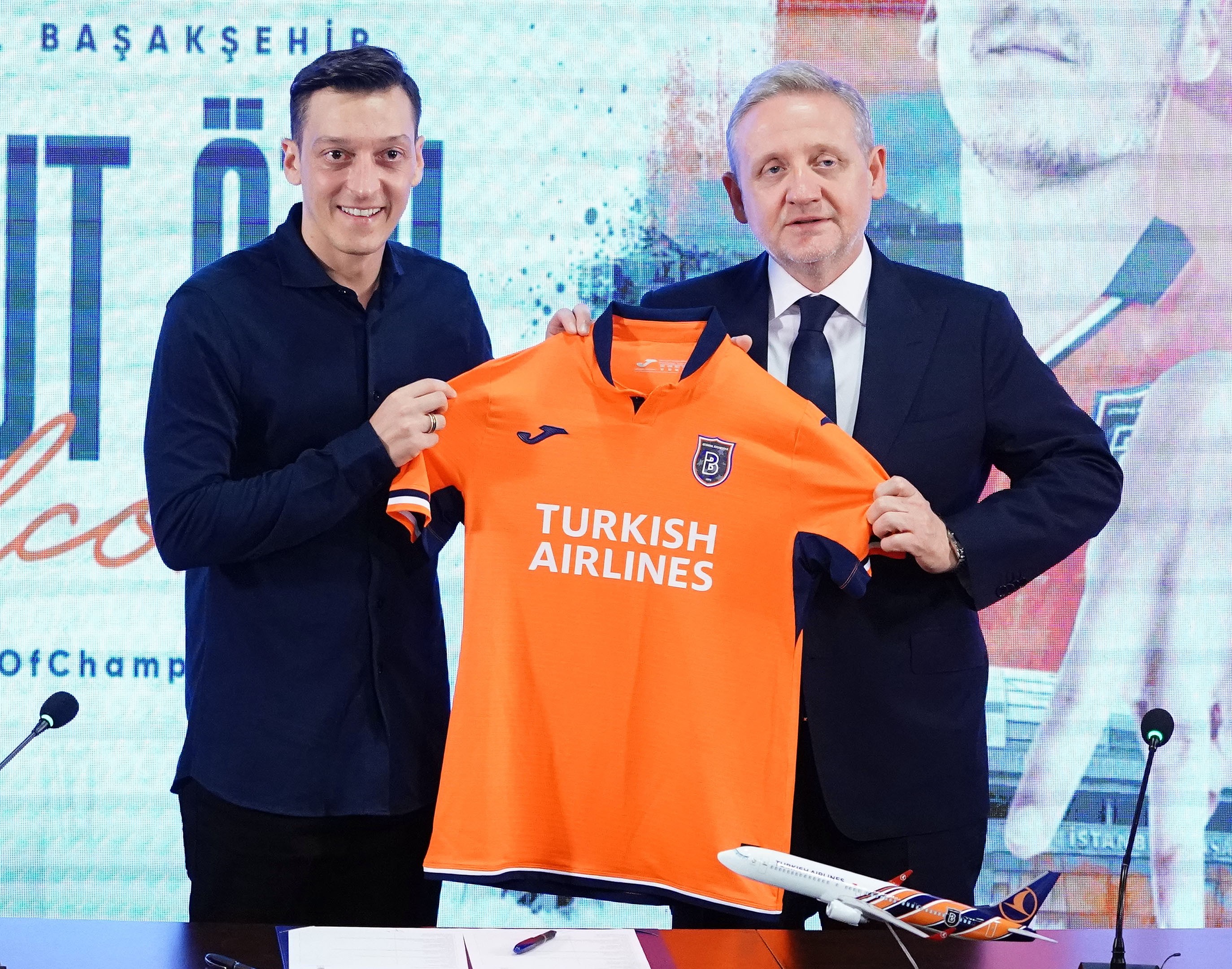 Mesut Özil, Başakşehir’e resmi imzayı attı