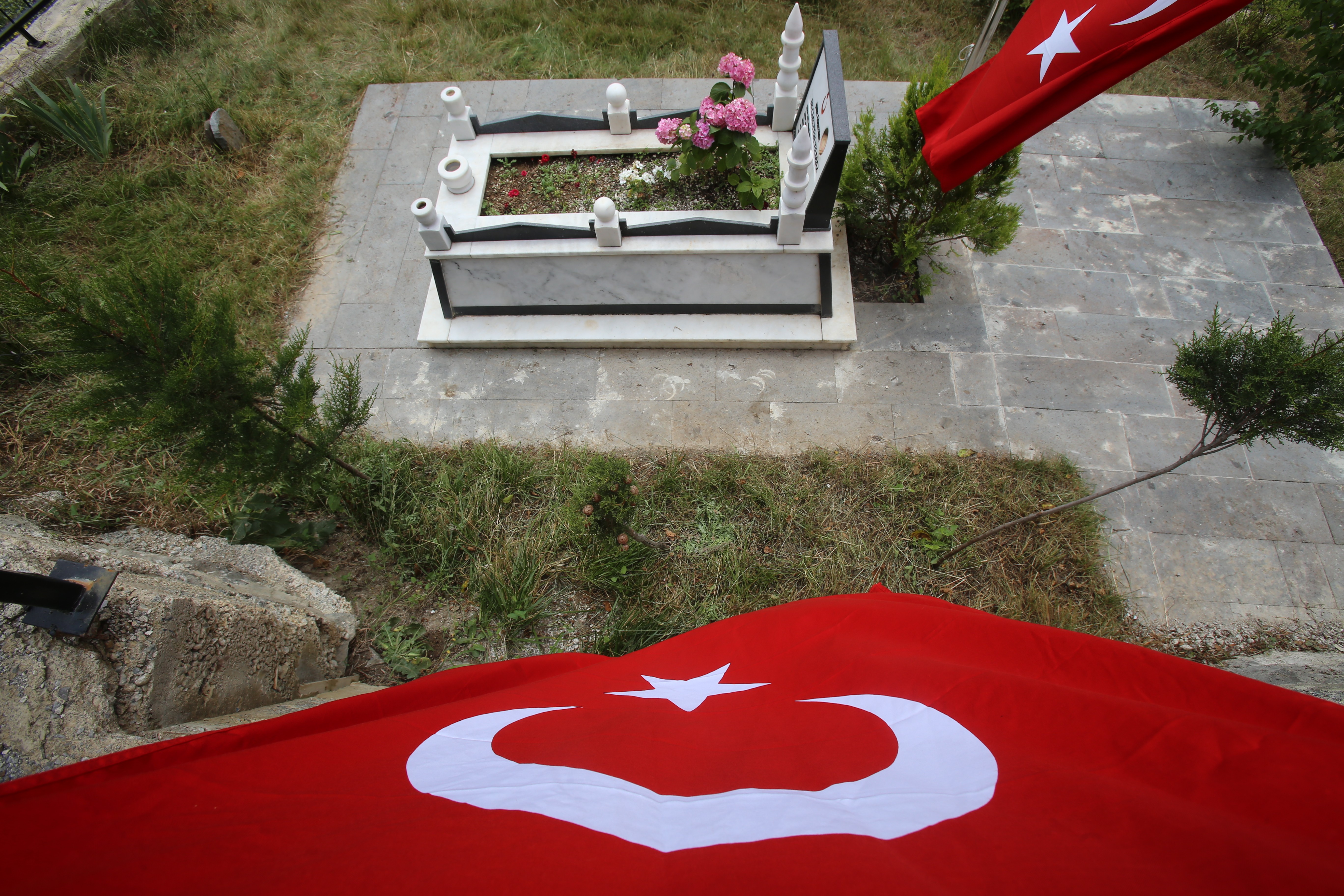 Şehit Öğretmen Necmettin Yılmaz şehadetinin 5. yılında kabri başında anıldı