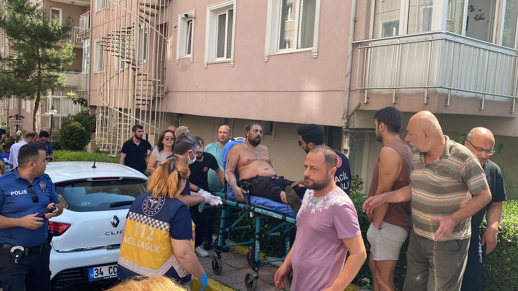 Üsküdar’da apartmanda doğal gaz patlaması: 1’i ağır 3 yaralı