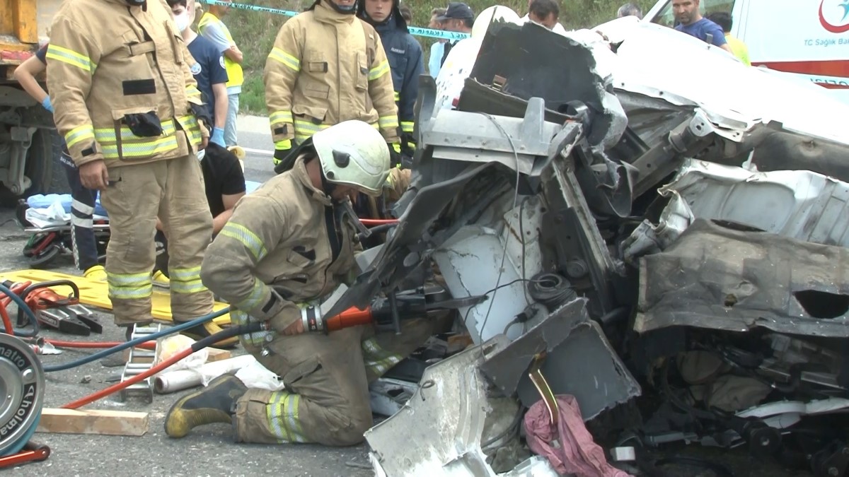 Kuzey Marmara Otoyolu'ndaki feci kazada kamyon ikiye bölündü: 1 ölü