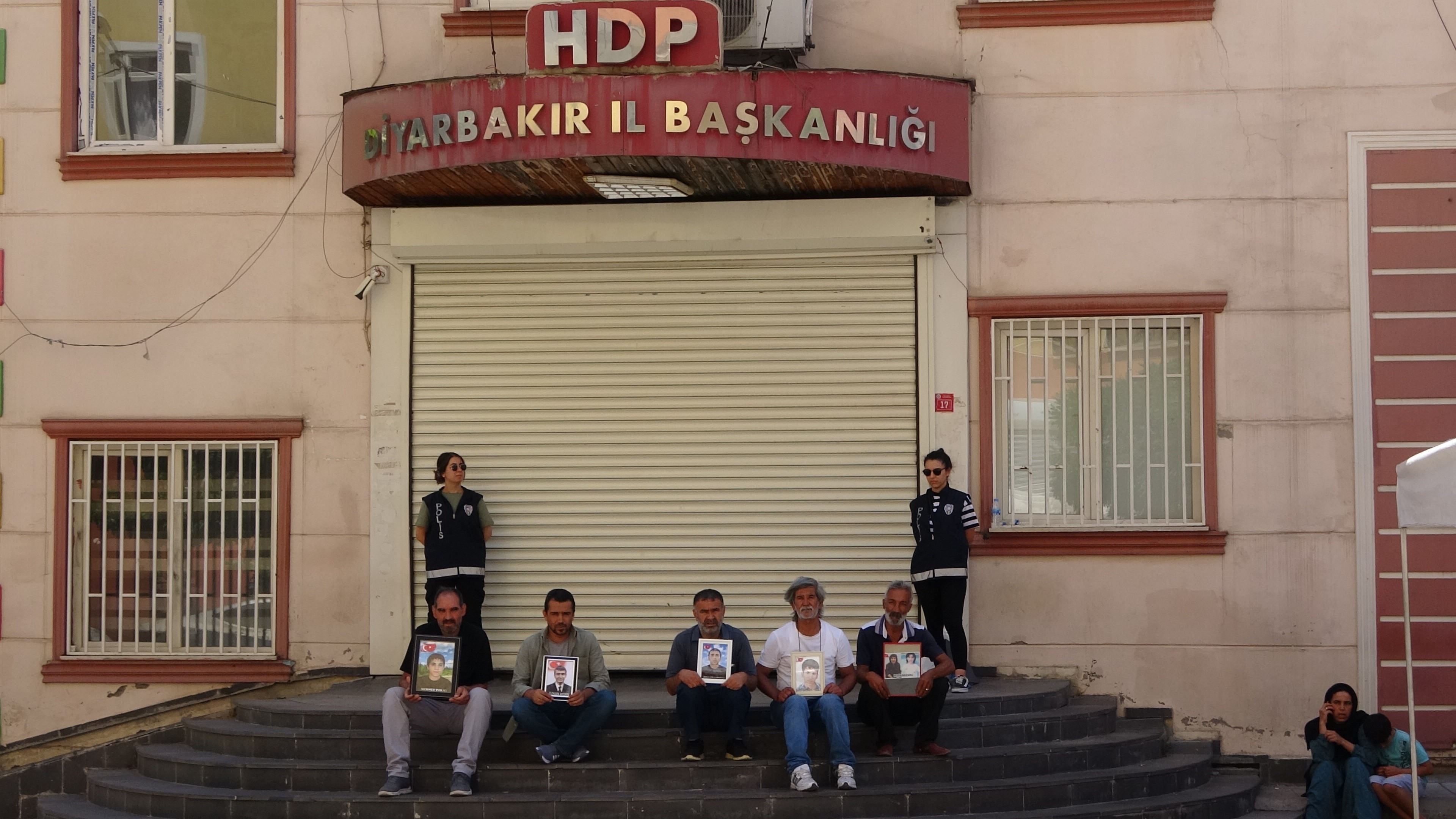 Evlat nöbetindeki ailelerin direnişi bin 54'üncü gününde